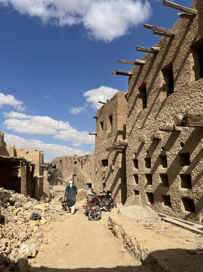 裏路地。<br />砂や土でできている乾燥地独特の建物がほとんどで、<br />これらは2，3日雨が降ったら簡単に崩れてしまうそうです。<br />