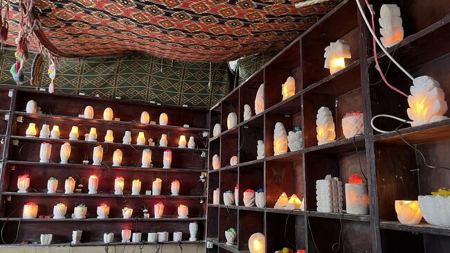 ランプ屋さんもありました。<br />ホテルのベッドサイドにあったランプと似てる物もチラホラ。<br />全部塩でできているそうです！<br /><br />お土産に買いたいけれど、壊れそうなので断念。