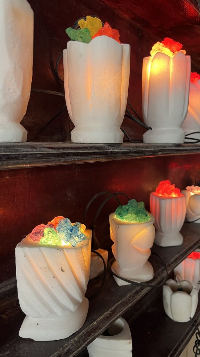 ホテルのお部屋にはこんな感じのランプがありました！<br /><br />カラフルな塩の結晶を使っててカワイイ～<br />シワの代表的なお土産なんですってね。<br /><br />結構重くてしっかりしてました