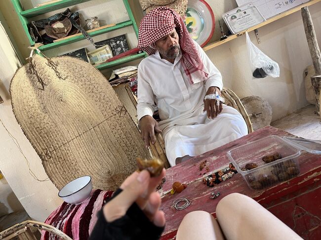 シャリ要塞の手前でおじいちゃんに声をかけられました。<br />ちょっと休憩していきな。とのこと<br /><br />座ると紅茶やデーツなどを振る舞ってくれ、<br />おじいちゃんとまったり雑談<br /><br />机の上に並べているのはおじいちゃんの宝物らしい。<br />200年前につくられたアクセサリーだと言っていた。