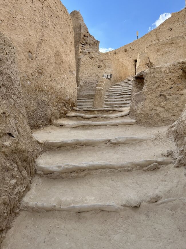 おじいちゃんと別れ、シャリ要塞へ。<br />迷路のような階段をのぼる