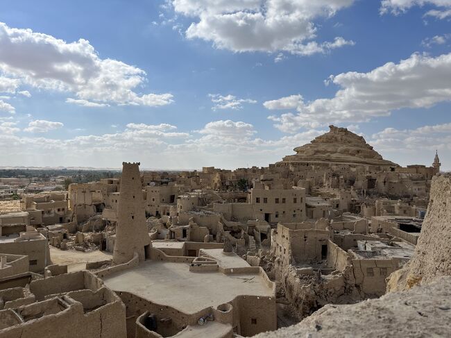 絶景絶景！！<br />これぞ砂の国！<br />砂の国の王になった気分だ～<br /><br />そういえば、シワに入ってから客引きはおろか他の観光客に全然会っていない。<br />のびのびと観光できるってこんなに素晴らしいのかー！！<br /><br />きっとここにピラミッドのような客引きが居たら<br />のんきに「砂の国の王になった気分だ～」なんて思えなかっただろうな。