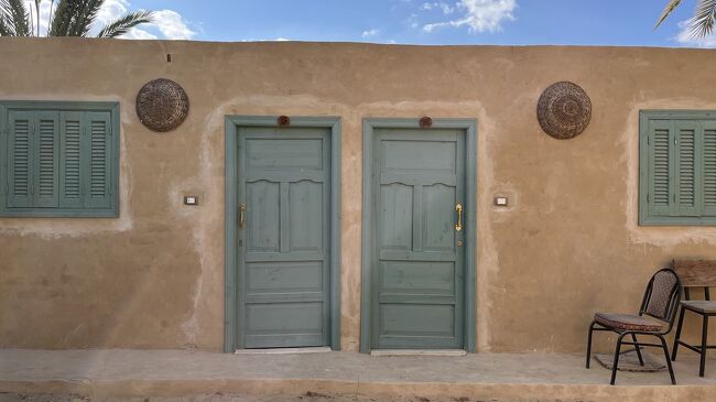 こちらは多分シャワー付きのお部屋。<br />ブルーのドアがかわいい<br /><br />夕方になる前に、シワには有名な夕陽スポットがある事を思い出した。<br />地図で場所を確認すると、自転車で行けば30分くらいで行けるらしい。<br />まだ休むには早いし、自転車半日で借りたし、夕陽が落ちる前に行ってみることに。