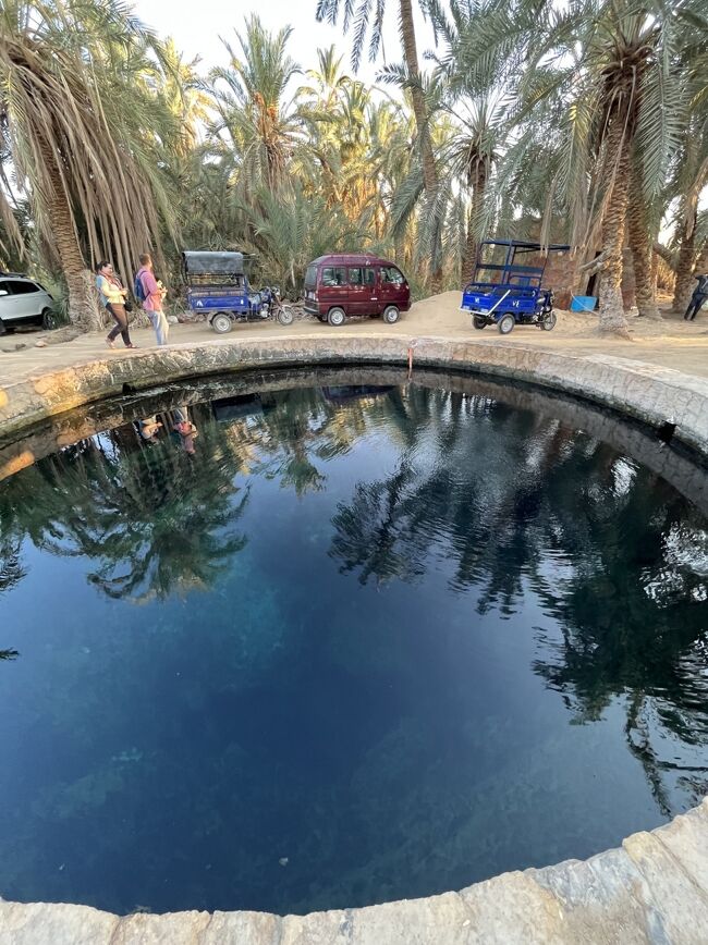 どうやら入口を間違えていた。<br /><br />ホテルの入口から入っていたようで、夕陽スポットへはこの泉がある場所から入らないといけなかった