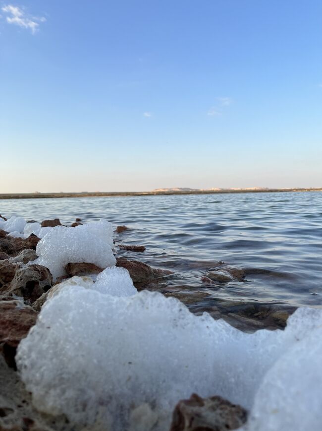 岸に泡があるーと見ていると、突然女の人に話しかけられた。<br /><br />昨日バス停で会ったフランス人のケイトだった！<br />会えたら良いね～なんて話していたけど、偶然会えたのだ。びっくり