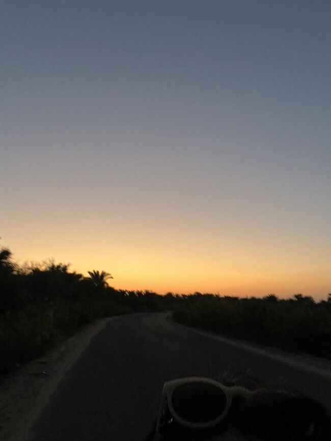 あっという間に暗くなる！<br />サングラスをつけないと目が開けられないくらいまぶしかったのに、日が落ちるとあっという間だ。<br />チャリで爆走する。<br /><br />なんとか真っ暗になる前にホテルに着くことができた。<br />そういえば、シャリ要塞がライトアップしていて綺麗だったな。