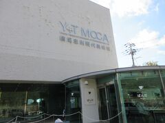横尾忠則現代美術館。
最寄り駅は阪急王子公園だが、JR灘、阪神岩屋からも徒歩圏内。

こちらは横尾忠則作品だけをを集めた美術館です。関西文化の日ということでこの日は入場無料。