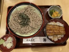その前に「和食処 たちばな」で食事です。
成田の名物は「うなぎ」ということで、そば・うなぎセットを注文。
この後、参道で食べ歩きをするので、胃袋に余力を残します。
