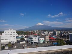 【静岡県富士山世界遺産センター】屋上からの富士山。見える鳥居は富士山本宮淺間大社のものです。（浅間大社は4年前にお参りしたので今回は寄らなかった）
この施設では、1Fから屋上まで富士登山の疑似体験？が出来ます。