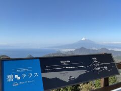 雪化粧しているのが富士山。
その手前が愛鷹山。
わんちゃんを連れた方もたくさん
いらっしゃいました。
