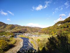 そして棚下不動滝の入口に到着。車で行けるのは県道沿いの駐車スペースのみ。そこから坂道を歩いて登って行くと、右手にこんな雄大な景色が!