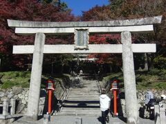 バス停から看板に従い山の方に歩いて10分程で大原野神社の鳥居に到着します。