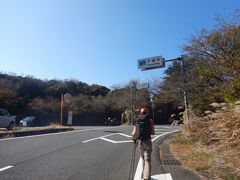 戸田峠です。
ここに車を置いて金冠山と達磨山に両ピストンするのもありかも。