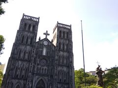 セントジョセフ協会
仏教系の寺院が多いハノイですが、こんな立派なカトリック教会もあります。
1886年に当時ベトナムを占領したフランスによって、元々あった仏教寺院に替わって建てたそうです。
ベトナムの歴史は諸外国の侵略の歴史ですね