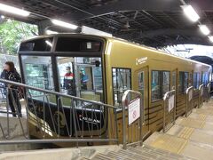男山の山頂と 京阪・石清水八幡宮駅を結ぶ「ケーブルカー」
片道300円で ＩＣカードも利用可能だ
　