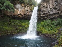 【萬城の滝】オーバーハングした柱状節理の岩の上から落ちる滝は水量も多く見応えがあります。