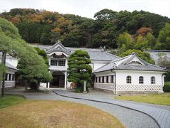 【国指定重要文化財岩科学校】なまこ壁を生かした社寺風建築様式とバルコニーなど洋風を取り入れた伊豆地区最古の小学校。