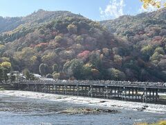 　渡月橋
　人が歩けるくらいなので、空いている方でしょう。
　ランチ後、駐車場までは、自分のペースでは歩けませんでしたが。