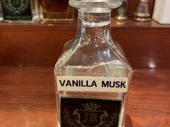 ジャマールカズラという、フレグランスオイル屋さん
このVANILLA MUSKの香りが大好きなので、これを買いにSingaporeに寄った感じです