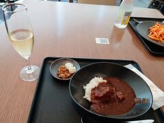 羽田空港東京国際空港のJALラウンジで久しぶりにカレーを食べます。

コロナ明けと言ってよいのでしょうか？
コロナがまん延して以来、初めての海外旅行です。
とりあえず不安なので近場のアジア旅行からと思い香港マカオのツアーに行きました。