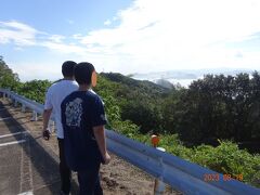 ここから、鳴門海峡を一望できる淡路島の一番突端にある道の駅に行こうと思っていた。
ところが、高速道路からも見えたのだがそこの駐車場までの道が大渋滞していたのを見て、予定変更。
ひとまず大鳴門橋が一望できる高台まで来た。