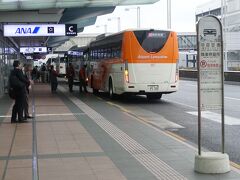 11/17(金)。
西武線の所沢駅を朝6時40に発車したバスは、8時50分に羽田空港第2Tに到着しました。