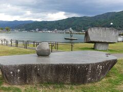 石彫公園
諏訪湖の埋立てにより昭和53(1978)年に誕生した公園で、世界7ヵ国の彫刻家が、地元諏訪産の石材を使って製作した作品がそのまま配置されています。
載ってるのはリンゴらしいけど、何だか良く判んないのばっかり。
ってか諏訪湖を埋め立てる必要有ったの？