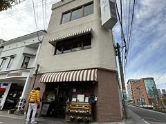 おきな堂
ここも知り合い紹介
お店の真前にもパーキングがあった…
予約はできません
11:00開店
11:10くらいに着いたのですが
すでに満席　待っている人も！
店内に発券機があり順番待ち
4番です　空いたら電話くれます