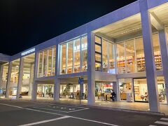 延岡駅前にバスは18時過ぎ到着！すっかり日が暮れていました。
駅の建物はめちゃくちゃモダン。一種の驚きでした。
相棒が好きなスタバもあり、ちょっと休憩。