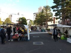 陣屋前朝市に到着しました。
昔、来たときは、もっと露店が多かった印象です。
でも、スペースが狭くなったわけではないから、前からこんなだったのかな。
前に来たときに買ったお餅屋さんがまだ出店していました。
でも、前はおばあさんから買った記憶があるけれど、今回、店先に出ていたのは、もっと若い女性でした。
代替わりしたのでしょうね･･･
