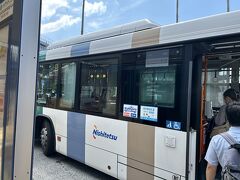 ベイサイドプレイスのバス停から博多駅行きのバスに乗って戻ります。