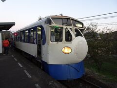 翌朝、予土線の始発列車で松丸駅へ。新幹線型の列車で、車内には鉄道模型が展示されていました。鉄道ファンが喜びそう？