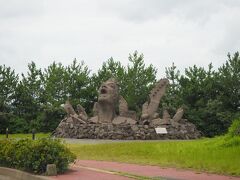 長渕剛さんがオールナイトコンサートをした会場の跡地に
巨大な桜島溶岩で制作された記念モニュメント「叫びの肖像」
