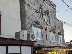 秩父神社参拝後は登録有形文化財のバリー食堂へ。外観がレトロモダンです。