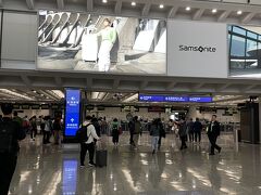 22:02 香港国際空港着
いちおう機内でも飛行機から降りて地上係員にも聞いてみましたが、やはり一度入国しなきゃいけないだろうといわれました。
この時間ではトランスファーデスクも閉まっています。
22:30  預け荷物がないので、オンラインチェックインできるかも、と思いやってみたら、難なくできちゃいました。

