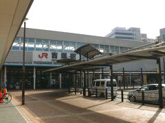 一駅で着きました「ＪＲ吉塚駅」西口です、

何と一日の乗車人員はＪＲ九州内で熊本駅に次いで第６位であり、福岡市では博多に次いで多く増加傾向が続いてるようで、やはり県庁最寄り駅だからでしょうか？。