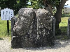 二面石。

「右善面、左悪面と呼ばれ、我々の心の持ち方を現わしたもので、飛鳥時代の石造物の一つである。」とひだりこうほうの説明板に書いてあった。