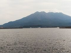 バスを降りた南埠頭からは、種子島や屋久島行きの船が出ていた。

東に桜島を眺め、ウォーターフロントパークを横切り、水族館に向かう。
