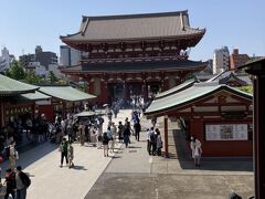 まずは、浅草寺本殿にお参り　