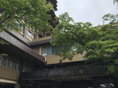 階段を上って、頂上の少し手前にある岸権旅館が今日の宿
老舗の香りがする。
一旦、荷物を預かってもらい町へ。