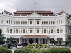 ホテルの外へ出て、周囲を眺めながらラッフルズホテルの正面にやってきた。建物がシンガポールの歴史的建造物に指定されているだけあって、白亜のホテル正面は重厚な構えだ。車寄せには黒塗りの高級車が並んでいる。