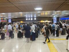 週末パス開始。
朝一で東京駅へ。
開店前から行列だ。