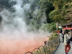 血の池地獄は竜巻地獄のお隣りなので次回の噴出時間までこちらを見学