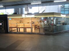 終点のパヤタイ駅の構内にヤマザキパンの売店がありました。とにかく日本の外食チェーンは多く、逆に進出していないチェーンのほうが少ないくらいかも。