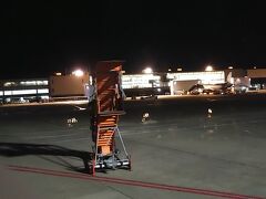 成田空港RWY34Rには22:07にタッチダウンしました。
LCCが使う第三ターミナルはB滑走路から近いので、こういう時は便利です。
ただ今日は沖止めバス送迎になるとの事で103番スポットには22:14にスポットインとなりました。