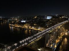 高いところからポルトの夜景を見たい。ドウロ川沿いの歴史地区とセラ・ド・ピラール修道院がある高台を結ぶゴンドロはすでに営業終了ということで、腹ごなしに傾斜の急な坂を登ることに。これが思っていたよりきつかった…

息が上がるなか、十数分かけて「セーラ・ド・ピラル展望台」へ。
ニューヨーク・香港・東京のような夜景も綺麗だけど、ポルトの夜景は自然・オレンジの光・静寂さが融合した優しい雰囲気を持つ夜景。時折道路側を渡るメトロの音がいいアクセントになる。
