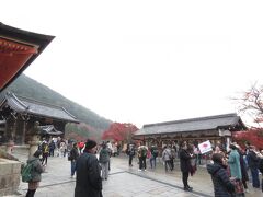 2023.11.28　火　AM9：02　　清水寺  右手で拝観料を払う。
拝観料400円　https://www.kiyomizudera.or.jp/　（公式HP)
駐車場/駐輪場はありません。