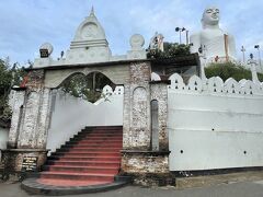 宿から徒歩20分でホワイト・ブッダ（正式名称はSri Maha Bodhi Temple）に到着。