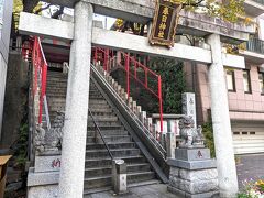 文銭堂の横には小さな鳥居の三田春日神社。
石段を登ってもそれほど高さがありませんから、眺望がよいわけではない・・
このあたりは変わらない街。