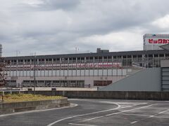 岡山駅に到着すると、ちょうどハローキティ新幹線がいました。